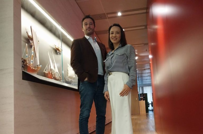 Estevão Margotti de Carvalho e Karen Mizutta, explicam a modernização dos serviços da Câmara Árabe