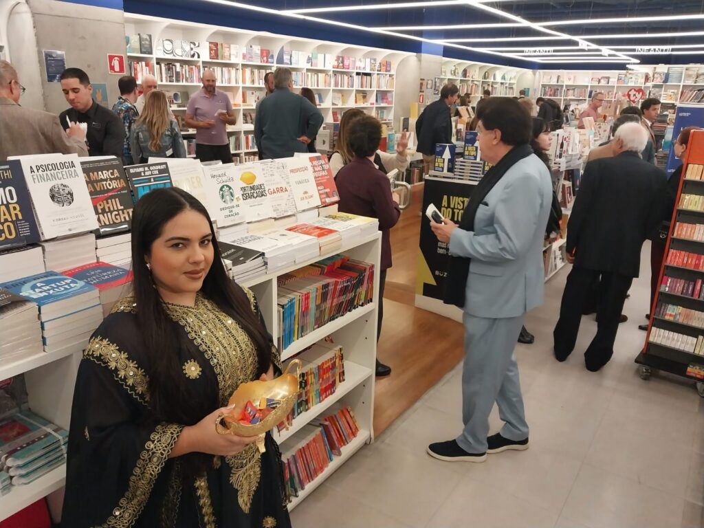 Tâmaras foram distribuídas na Livraria da Vila