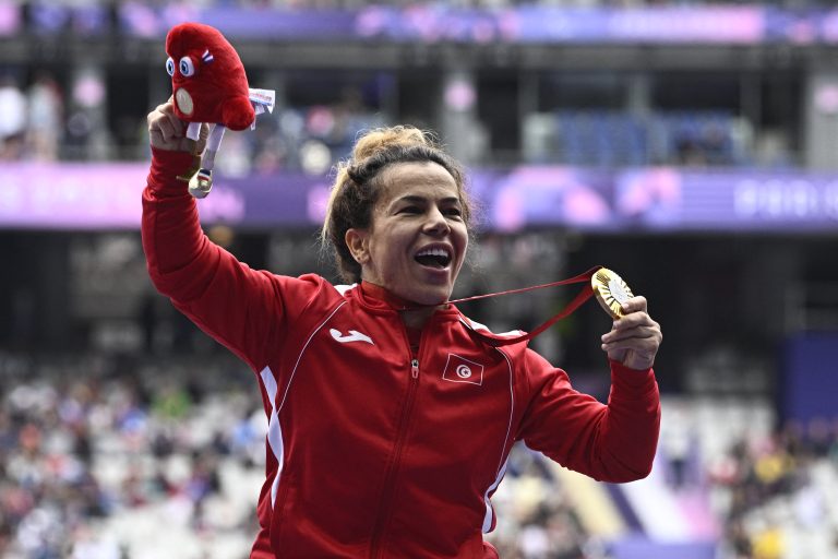 البطلة التونسية روعة التليلي محتفلة بفوزها بميداليتها الذهبية السابعة في دورة الألعاب البارالمبية.