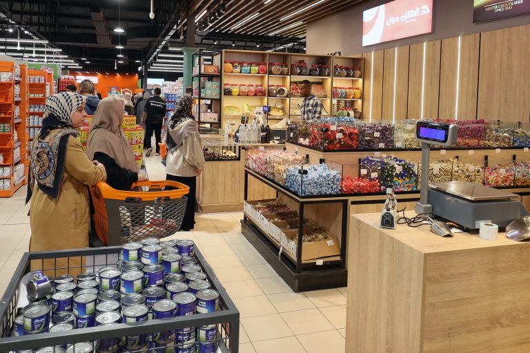 Líbia concede cartas de crédito para importações Supermercado na capital, Trípoli: ministro garantiu que, além de ter estoques, país exporta produtos