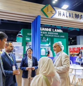 Mourad (à esq.) no estande do Brasil na mostra: evento é oportunidade de abrir mercados e prospectar negócios