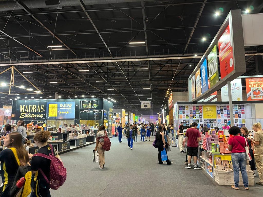 Bienal do Livro de São Paulo: programação tem diversas atividades, lançamentos e vendas de best-sellers, como obras do palestino Edward Said