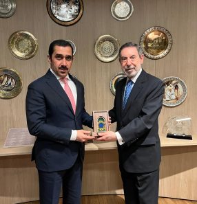 Chohfi (à dir.) entrega presente a Alshebani: objetivo comum atrair investimentos mútuos e promover troca comercial entre Brasil e Catar