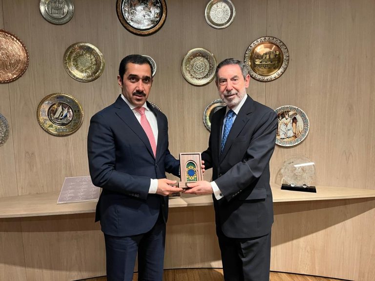 Chohfi (R) presents a gift to Alshebani: The common goal is to attract mutual investments and promote trade between Brazil and Qatar