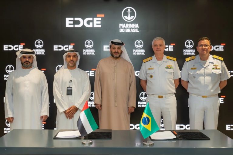 مسؤولون في مجموعة Edge وممثلون عن البحرية البرازيلية: تنص الاتفاقية على توسيع مشروع في القطاع الدفاعي.