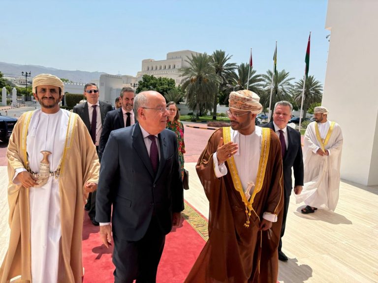 Cooperation discussed by Brazilian FM in Oman Mauro Vieira (C) was received by Oman’s Foreign Minister (R).
