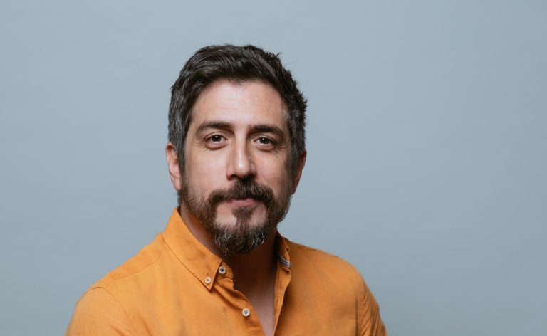 Na novela "Órfãos da Terra", da TV Globo, Eduardo Mossri também foi médico sírio Dr. Faruq