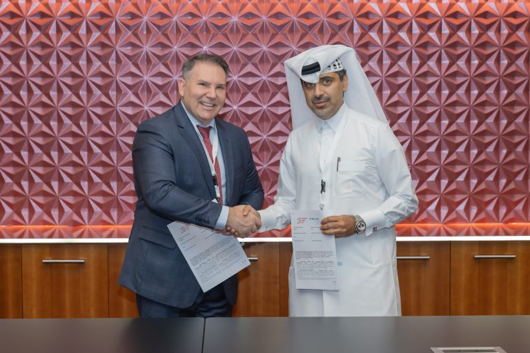 Emílio Munaro e o CEO da Education Above All, Fahad Al-Sulaiti na assinatura do acordo: mais parcerias poderão ser celebradas entre as duas instituições