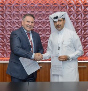 Emílio Munaro e o CEO da Education Above All, Fahad Al-Sulaiti na assinatura do acordo: mais parcerias poderão ser celebradas entre as duas instituições