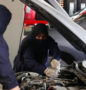 Mecânica trabalha em oficina de carros na cidade de Jeddah: país já superou meta de geração de empregos entre mulheres