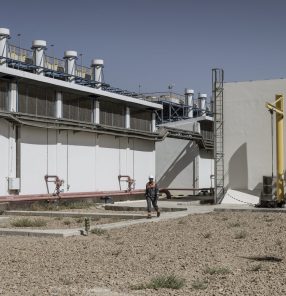 Trabalhador em usina de energia abastecida com gás e diesel em Nouakchott, na Mauritânia: campo de gás em alto-mar deverá ajudar crescimento econômico