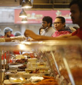 Muçulmanos em Bangladesh: público de 1,9 bilhão de consumidores de produtos halal