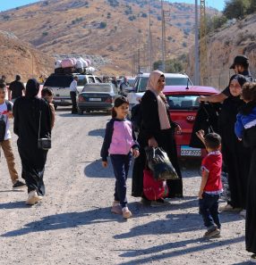 Pessoas deixam o Líbano com destino à Síria e à Jordânia para fugir do conflito