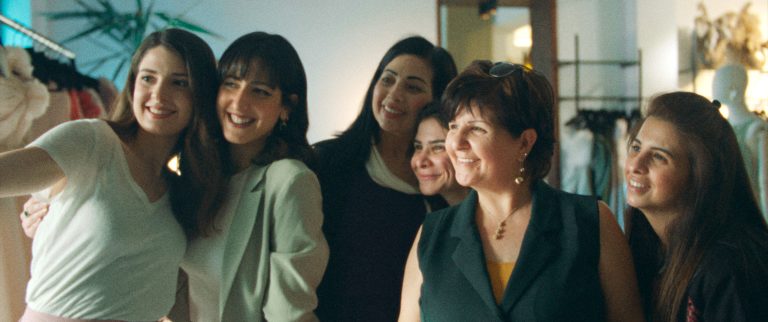 “Happy holidays” usa o cinema para questionar valores e crenças ao conectar gerações e culturas