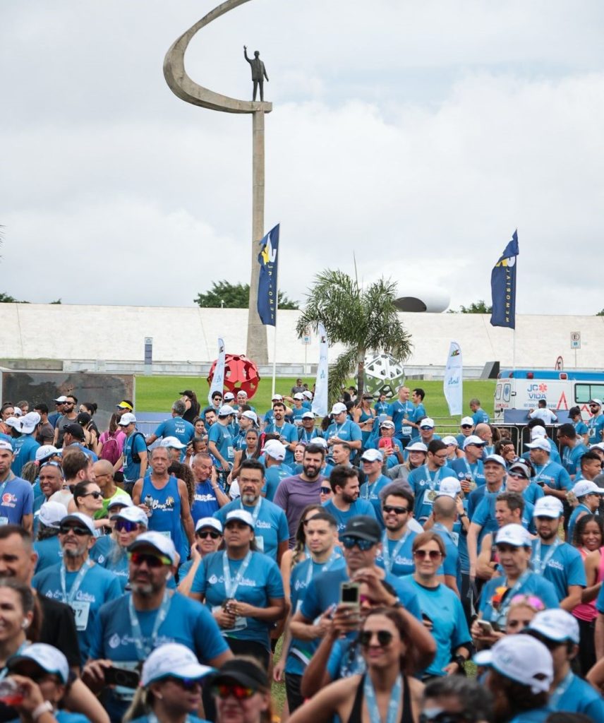 Emirates Run participants passed by landmarks, such as the JK Memorial