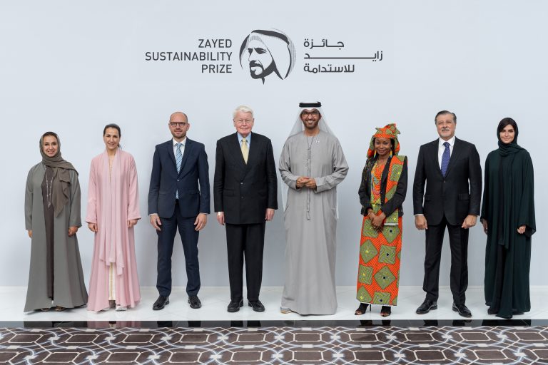Prêmio Zayed de Sustentabilidade indica finalistas O júri que selecionou os finalistas, com Sultan Al Jaber (o quinto da esquerda para a direita): iniciativas em sustentabilidade que mudam a vida das pessoas têm trabalho reconhecido