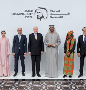 O júri que selecionou os finalistas, com Sultan Al Jaber (o quinto da esquerda para a direita): iniciativas em sustentabilidade que mudam a vida das pessoas têm trabalho reconhecido