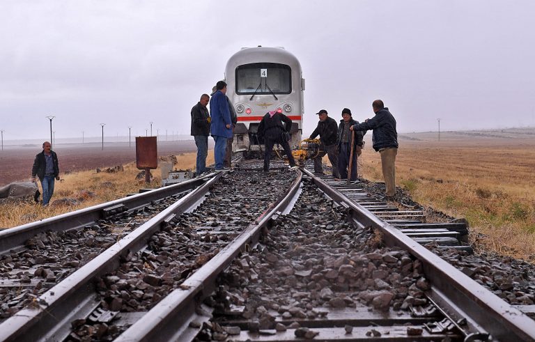 Em foto de 2020, homens trabalham para reabilitar trilhos de trem na província de Idlib