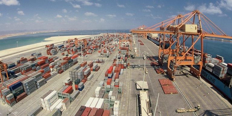 ميناء في عُمان: تستفيد البلاد من انخفاض في أسعار المنتجات المستوردة