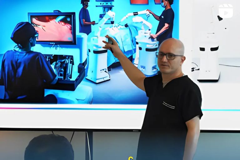 Brazilian doctor Leandro Totti Cavazzola conducting training in Kuwait