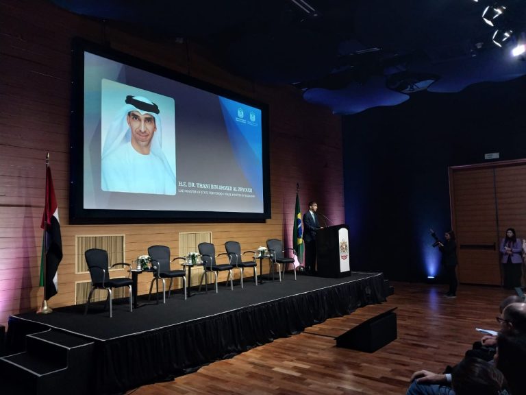 الوزير الإماراتي الزيودي مفتتحاً المنتدى في فندق Unique