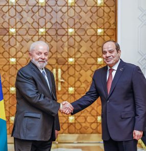 Lula (à esq.), visitou o Egito em fevereiro e foi recebido pelo presidente Abdel Fatah El-Sisi. País é um dos participantes da cúpula do G20 no Rio de Janeiro