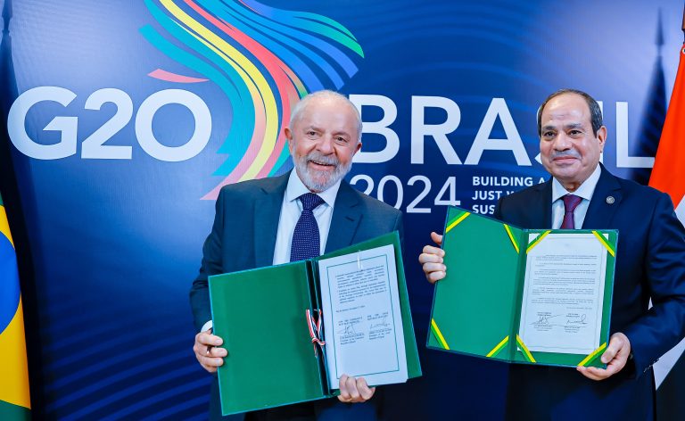 Brasil e Egito ampliam parceria estratégica Lula (à esq.) e Sisi: concordância em promover o multilateralismo