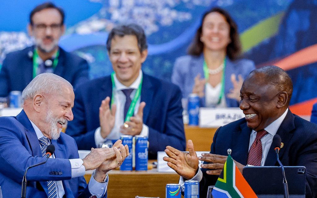 Lula com o presidente da África do Sul, Cyril Ramaphosa: presidência do G20 será do país africano
