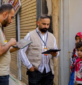 Pesquisadores realizam o censo na cidade de Kufa: crianças e jovens até 15 anos correspondem a mais de 36% dos habitantes do país