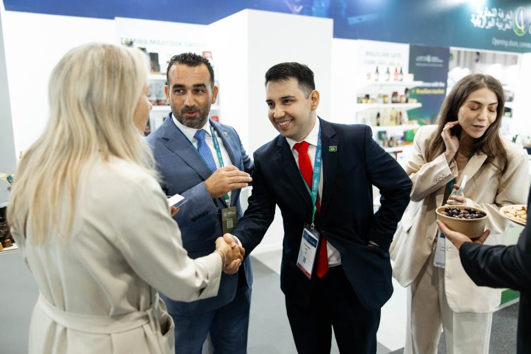 Noury (de paletó azul) e Gomes (de paletó preto): novos negócios e contatos com diversos clientes