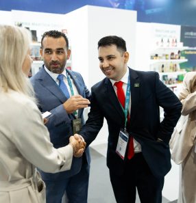 Noury (de paletó azul) e Gomes (de paletó preto): novos negócios e contatos com diversos clientes