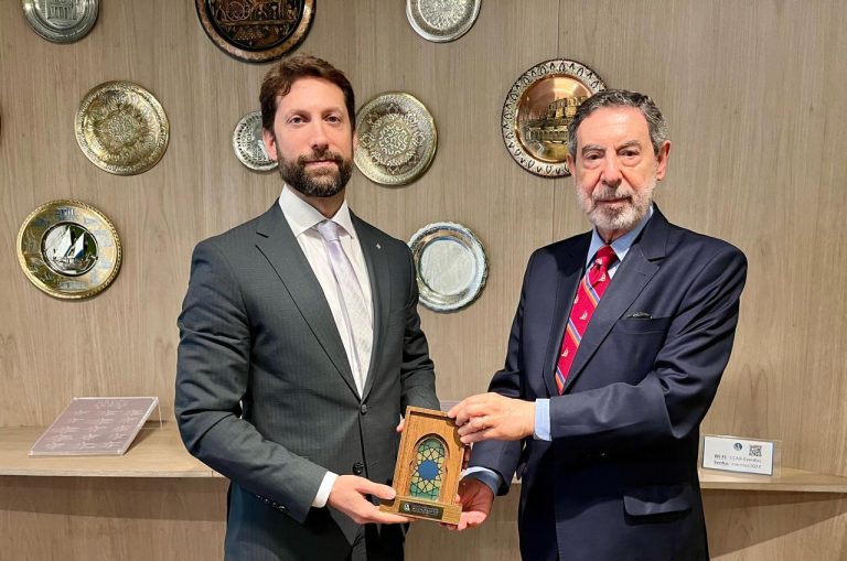 الجلاد (على يسار الصورة) رفقة السفير شحفة: بالنسبة للدبلوماسي اللبناني، يجب استكشاف القرب الثقافي بين البلدين في مجال الأعمال التجارية