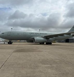 Avião da FAB envia doações para o Líbano e traz brasileiros no retorno ao Brasil