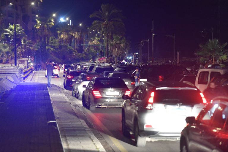 Com temor de ataques, população tentava deixar Beirute na segunda-feira (25) pela noite
