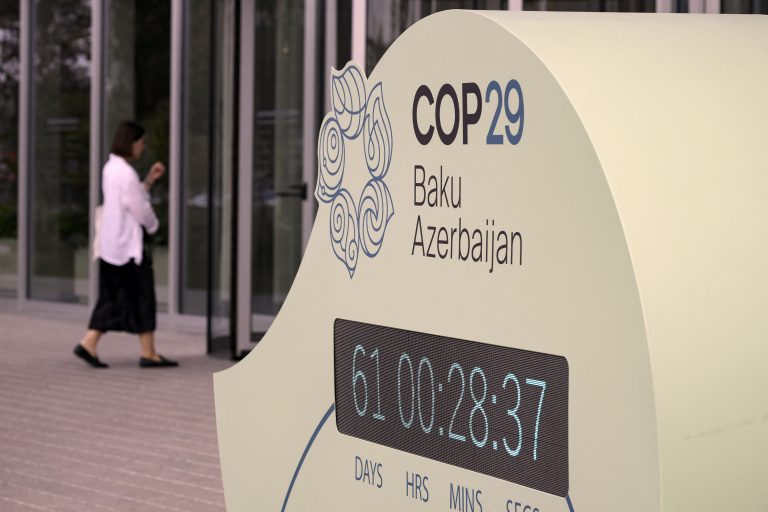 Em imagem de 11 de setembro de 2024, relógio em Baku fazia contagem regressiva para realização da COP29