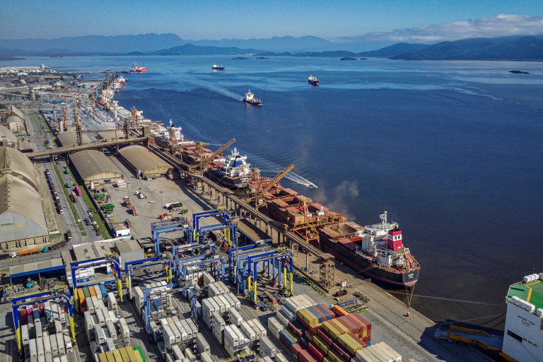 Brasil tem recorde de movimentação nos portos Porto de Paranaguá: cargas de importação e exportação somaram 76,6 milhões de toneladas em abril no Brasil
