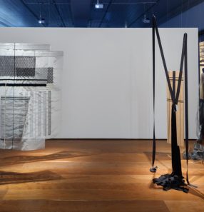 Tecidos compõem a instalação da artista Filwa Nazer: “Iluminações poéticas” começa turnê mundial pelo Rio de Janeiro