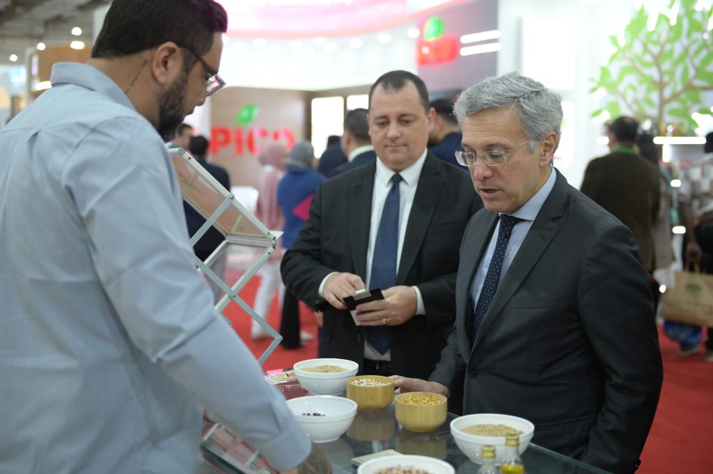 O embaixador do Brasil no Egito, Paulino Neto, visitou a feira na terça-feira (3)