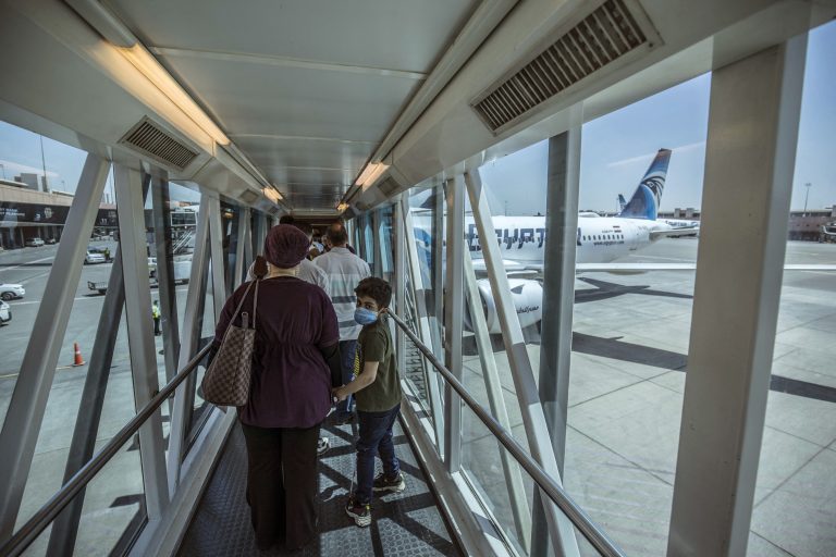 تقوم جمهورية مصر العربية بتطوير البنية التحتية لقطاع الطيران لجذب المزيد من المسافرين