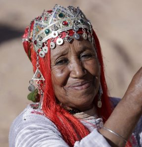 MOROCCO-LIFESTYLE-WOMEN-CARPETS-TRADITION