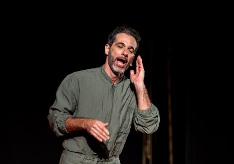 محمد حرفوش خلال التحضير لعمله المسرحي "دوائي"