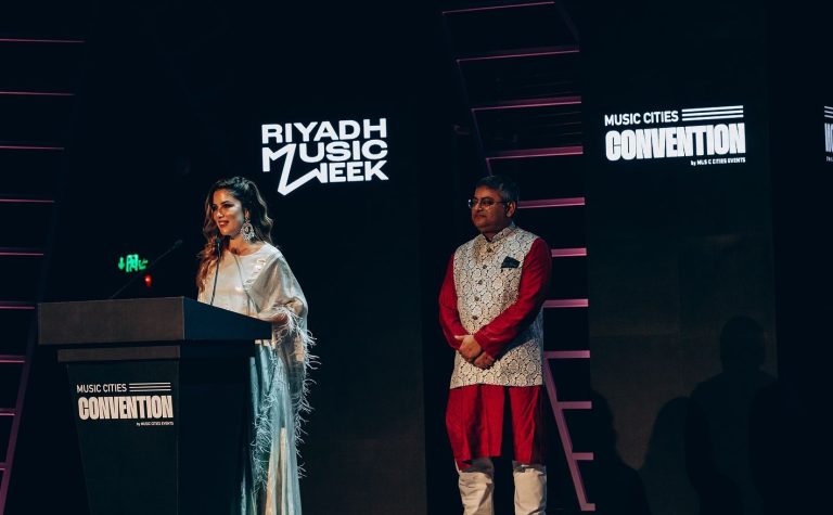 The vice president of the Brazilian Symphonic Orchestra Foundation, Ana Flávia Cabral Souza Leite, received the award for the Conexões Musicais project in Saudi Arabia
