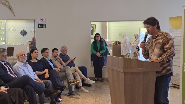 سكرتير السياحة والمشاريع الاستراتيجية في مدينة فوز دي إيغواسو أندريه روبرتو اليانا خلال إطلاق دليل السياحة الحلال.