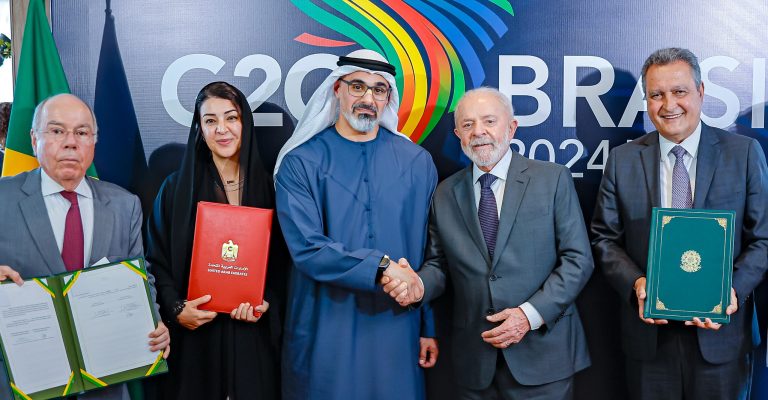 Lula com o príncipe herdeiro de Abu Dhabi, Khaled bin Mohamed bin Zayed Al Nahyan em novembro: anúncio de apoio a iniciativas ambientais após o encontro