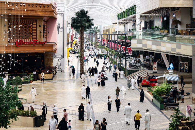 Juros menores podem levar a crescimento no Kuwait Centro de compras na Cidade do Kuwait: expectativa de aumento do consumo