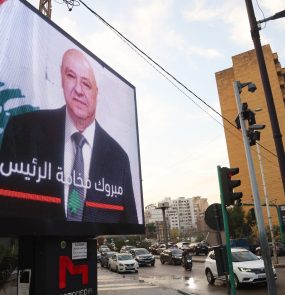 Rua de Beirute, a capital libanesa, com imagem do novo presidente, Joseph Aoun, empossado no início de janeiro