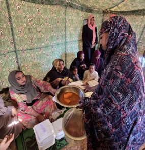 Mulheres recebem doação de alimento no Sudão: conflito dificulta assistência humanitária