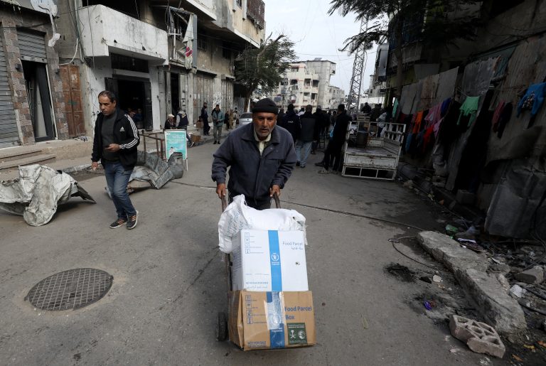GAZA CITY, GAZA - JANUARY 22: Palestinians receive aid boxes sent by the UN World Food Programme (WFP) at the Bureij Refugee Camp on the 4th day of the ceasefire and prisoner exchange agreement between Hamas and Israel in the Gaza Strip on January 22, 2025. Moiz Salhi / Anadolu (Photo by MOIZ SALHI / ANADOLU / Anadolu via AFP)