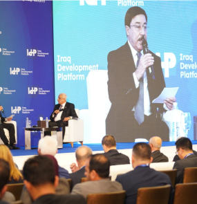 Al-Alaq (sentado, à esq., e no telão): recursos virão de parceria com bancos estatais