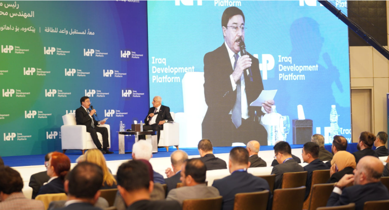 Al-Alaq (sentado, à esq., e no telão): recursos virão de parceria com bancos estatais